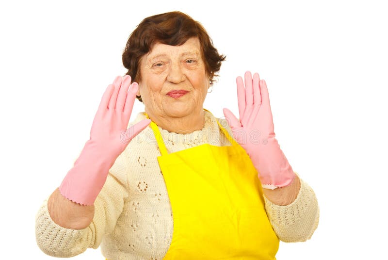 Frohe ältere Personen, die Hände in den Handschuhen zeigen lizenzfreie stockbilder