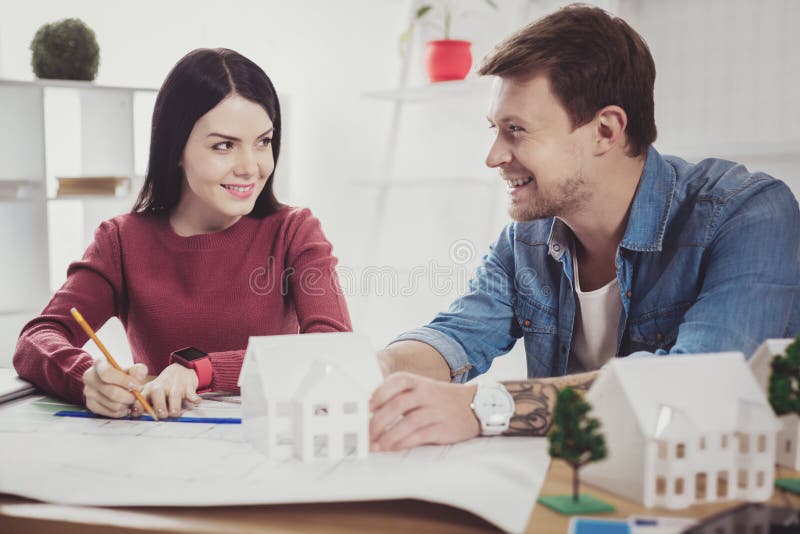 Froher netter Mann und Frau, die miteinander spricht stockfotografie