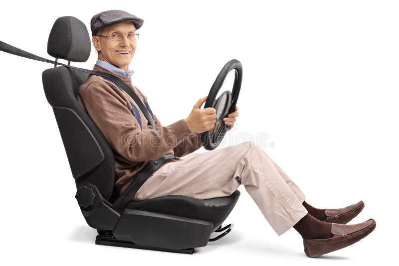 Froher älterer Mann, der auf einem Autositz sitzt stockbilder