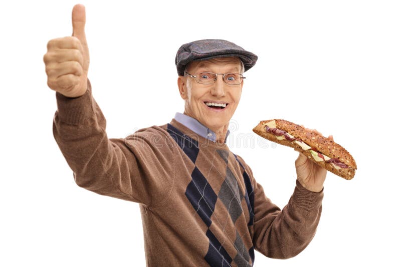 Froher älterer Mann, der Sandwich isst und Daumen herauf Zeichen herstellt stockbilder