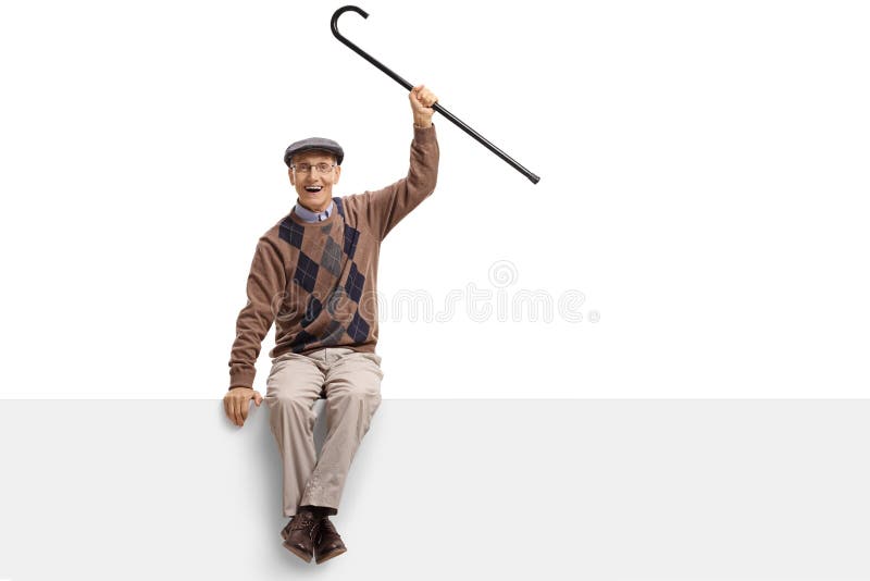 Froher älterer Mann mit einem Stock, der auf einer Platte sitzt stockfotos
