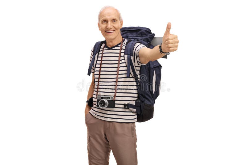 Froher älterer Wanderer, der einen Daumen aufgibt stockfoto