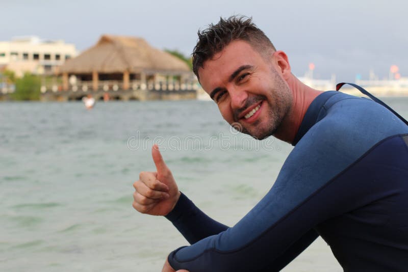 Frohes Surfergeben Daumen oben lizenzfreie stockfotos Frohes Surfergeben Daumen oben lizenzfreie stockfotos