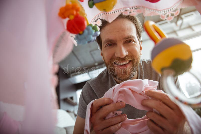 Frohes Vatiinteressieren seines Kindes im Haus lizenzfreies stockfoto Frohes Vatiinteressieren seines Kindes im Haus lizenzfreies stockfoto