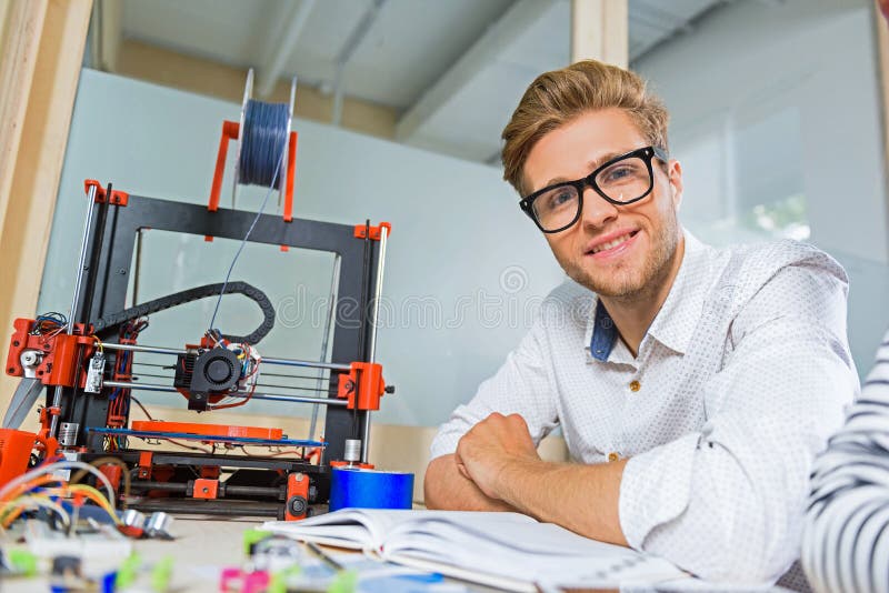 Frohes WarteDrucken 3d des jungen Mannes lizenzfreie stockfotografie Frohes WarteDrucken 3d des jungen Mannes lizenzfreie stockfotografie