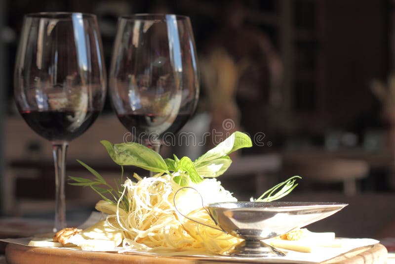 Fromage avec la tache floue de vin photo libre de droits Fromage avec la tache floue de vin photo libre de droits