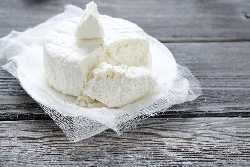 Fromage À Pâte Dure Italienne Avec Râpe Isolé Sur Fond Blanc Banque  D'Images et Photos Libres De Droits. Image 53317401