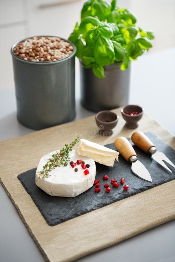 Fromage de camembert avec les herbes, la grenade, et les grains de poivre frais photos stock Fromage de camembert avec les herbes, la grenade, et les grains de poivre frais photos stock