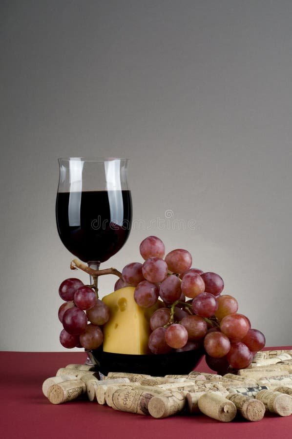Fromage et raisin en verre de witn de vin rouge. image libre de droits Fromage et raisin en verre de witn de vin rouge. image libre de droits