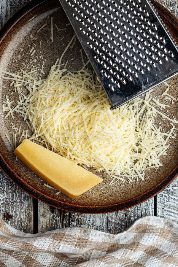 Fromage À Pâte Dure Italienne Avec Râpe Isolé Sur Fond Blanc Banque  D'Images et Photos Libres De Droits. Image 53317401