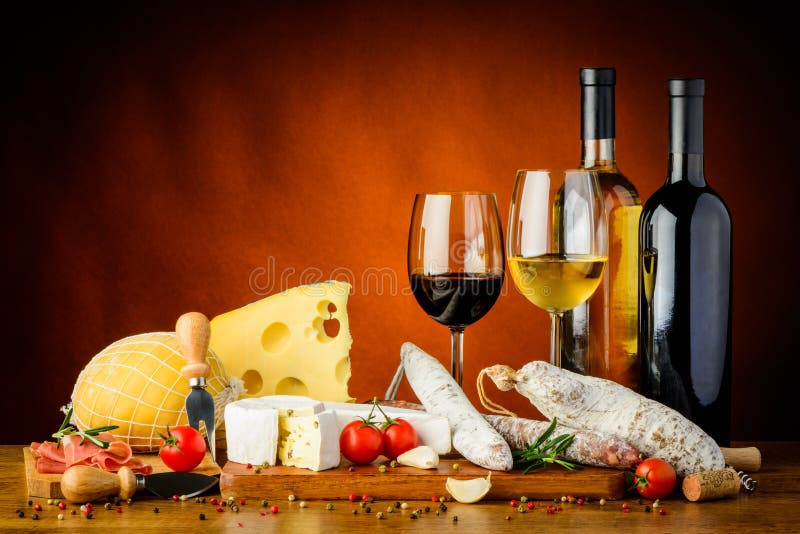 Fromage, saucisses et vin photo libre de droits Fromage, saucisses et vin photo libre de droits