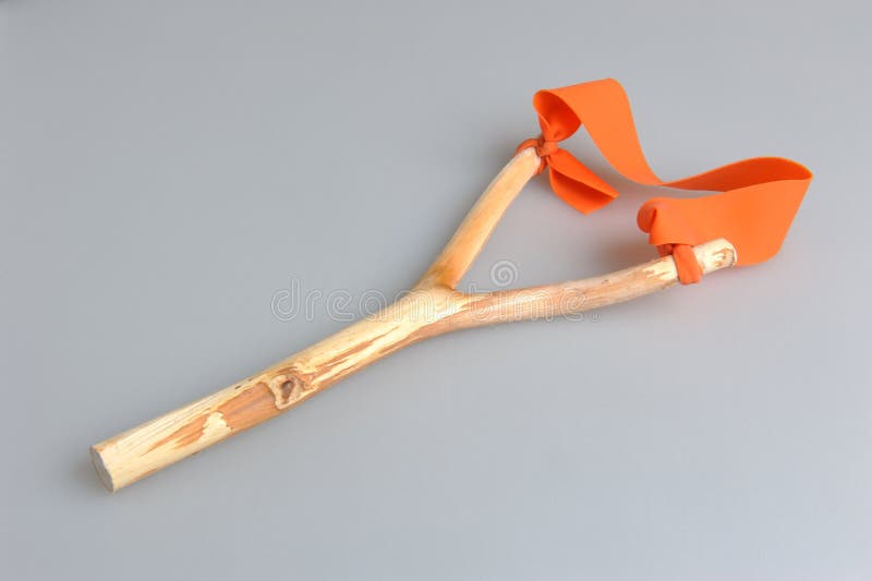 Catapulte À Fronde Orange Faite À La Main. Bâton En Bois En Forme De Y Avec  Élastique Noué Entre Deux Parties Supérieures. Slingshot Ou Catapult Est Un  Appareil Pour Tirer De Petites