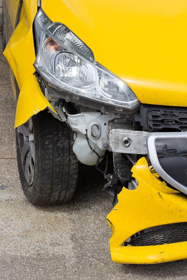 Front Car Damage after Accident Imagen de archivo Imagen de seguro