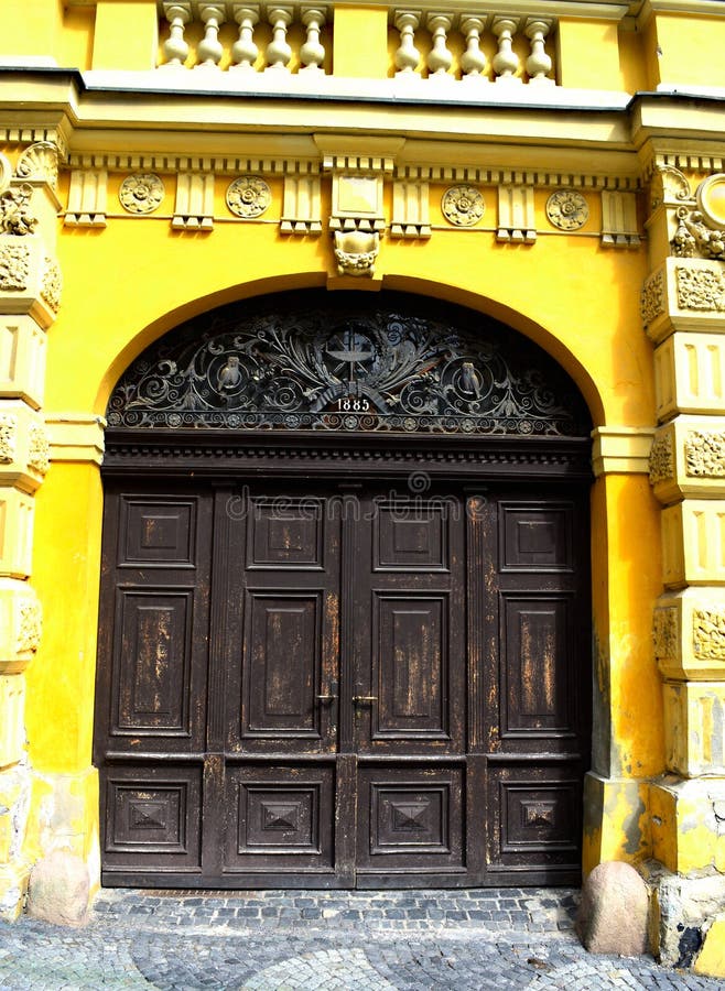 Přední dveře historické budovy v Banské Štiavnici, Slovensko