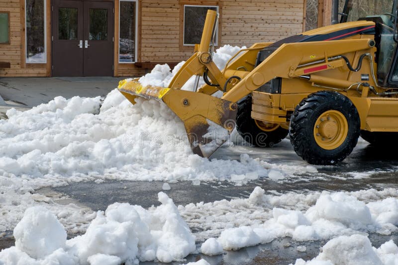 Odstraňování sněhu do front end zatížení traktoru na Aljašce.