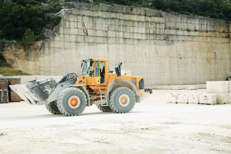 Un gran cargador en caliza cantera.