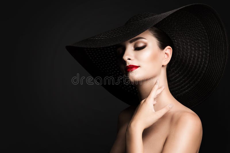 Femme De Luxe Dans Un Grand Chapeau Noir Et Les Lèvres Brillantes Sur Fond  Noir Banque D'Images et Photos Libres De Droits. Image 66724756