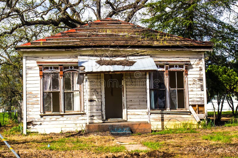 Front Of Uninhabitable Abandoned Home imagens de stock royalty free