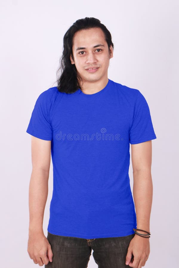Front View Blank Blue Shirt auf asiatischem männlichem Modell lizenzfreie stockbilder Front View Blank Blue Shirt auf asiatischem männlichem Modell lizenzfreie stockbilder