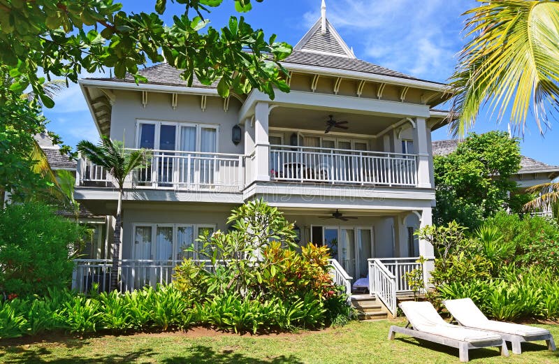 Front View de grande station de vacances de pavillon d'A avec des chaises de sundeck dans l'avant entouré par les arbres et les u image libre de droits Front View de grande station de vacances de pavillon d'A avec des chaises de sundeck dans l'avant entouré par les arbres et les u image libre de droits