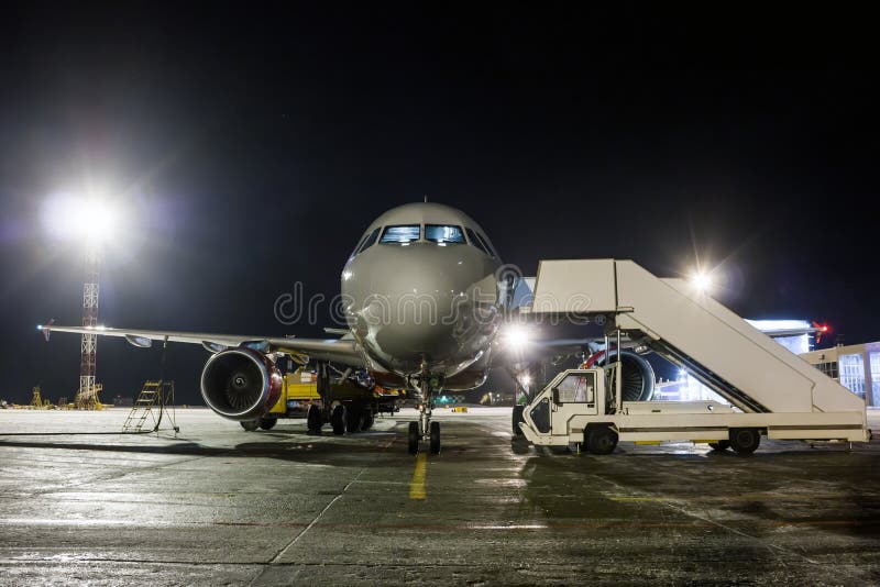 Front view of ground handling passenger airplane at night royalty free stock photography Front view of ground handling passenger airplane at night royalty free stock photography