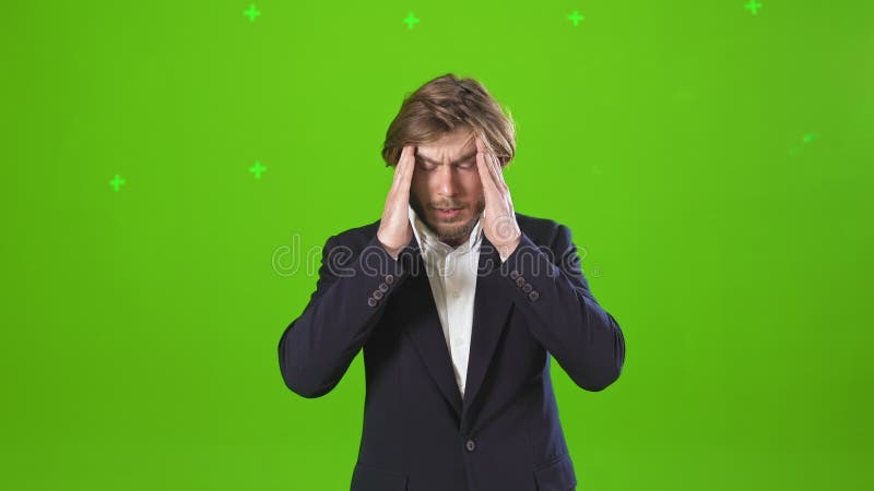 Bărbat chipeș cu barbă în studioul care are dureri de cap. stock video