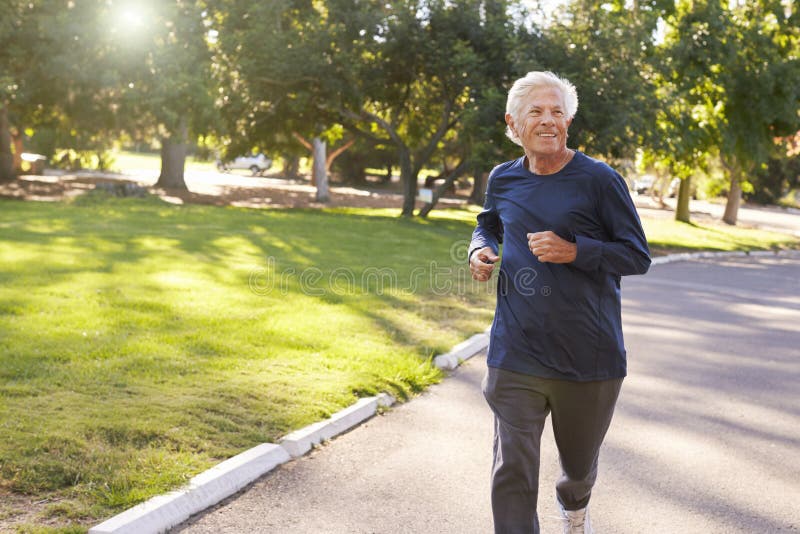 Front View Of Senior Man pulsant par le parc images libres de droits Front View Of Senior Man pulsant par le parc images libres de droits