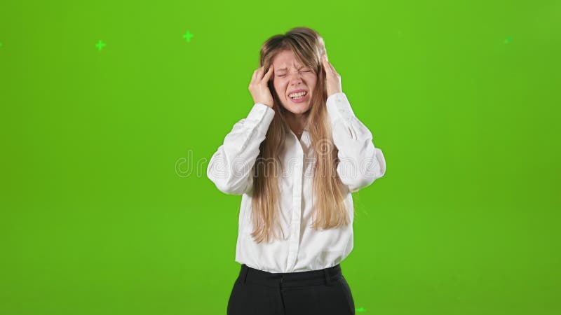 Tânără blondă care stă în studio și are dureri de cap. stock footage