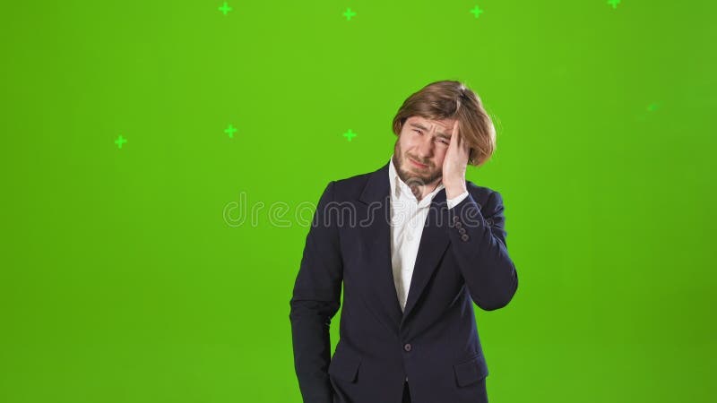 Bărbat tânăr în studiouri cu migrenă la cap. stock video footage