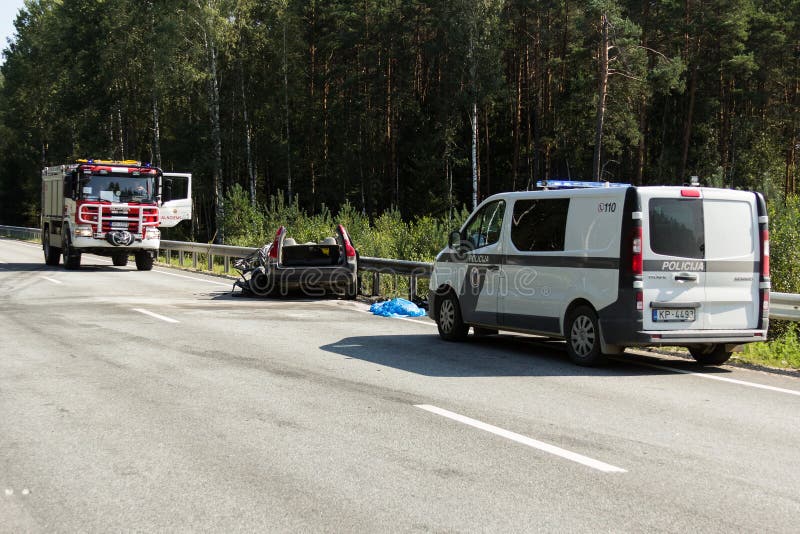 frontaler Zusammenstoß von Volvo und von LKW mit Tanker für Transport des Benzins , in Lettland auf der Straße A9, am 17. August lizenzfreies stockfoto frontaler Zusammenstoß von Volvo und von LKW mit Tanker für Transport des Benzins , in Lettland auf der Straße A9, am 17. August lizenzfreies stockfoto