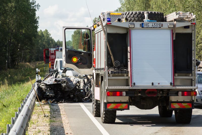 frontaler Zusammenstoß von Volvo und von LKW mit Tanker für Transport des Benzins , in Lettland auf der Straße A9, am 17. August stockfotografie frontaler Zusammenstoß von Volvo und von LKW mit Tanker für Transport des Benzins , in Lettland auf der Straße A9, am 17. August stockfotografie