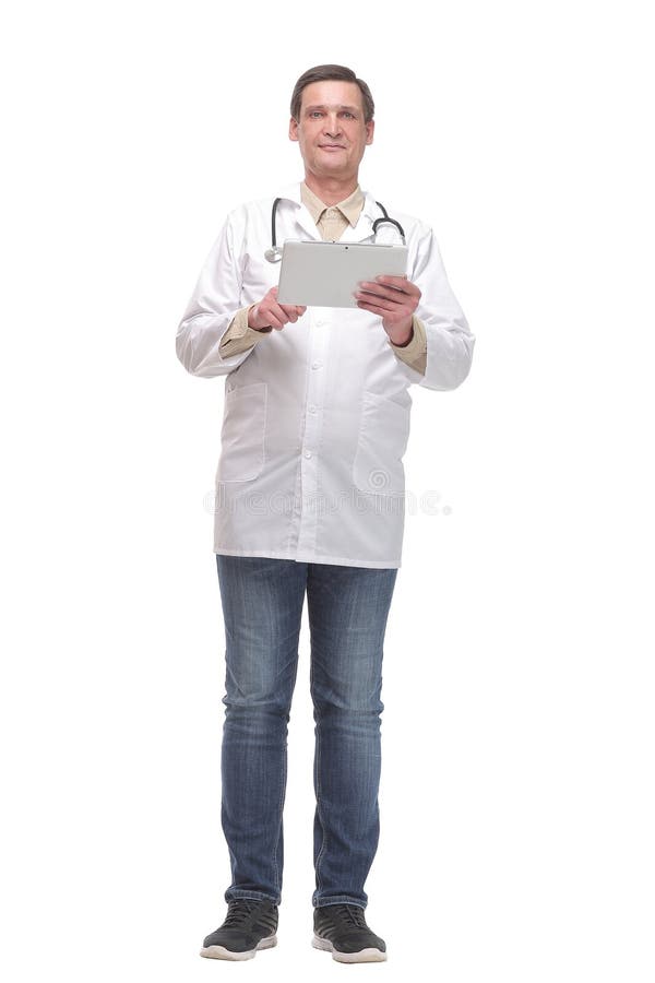 Frontansicht eines seriösen Arztes, der an einer digitalen Tablette arbeitet stockfoto