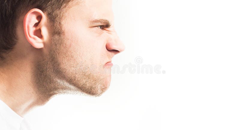 Fronte contrariato e arrabbiato di un uomo su un fondo bianco nel profilo