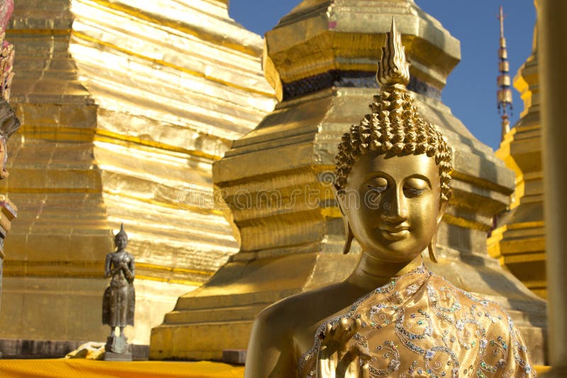 Fronte dell'oro della statua del Buddha