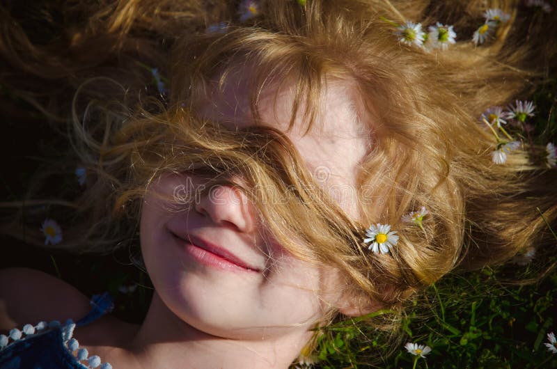 Fronte della ragazza con il ritratto lungo dei capelli biondi fotografie stock libere da diritti Fronte della ragazza con il ritratto lungo dei capelli biondi fotografie stock libere da diritti
