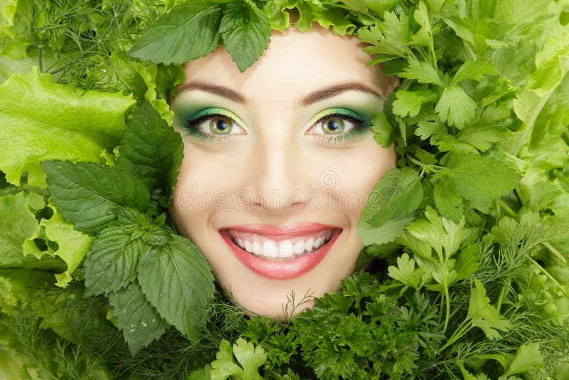 Fronte di bellezza della donna con il blocco per grafici delle verdure di verdi isolato su bianco