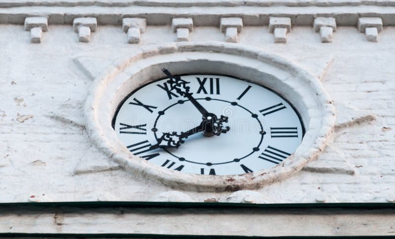 Fronte di orologio dalla torre di orologio Le mani di tempo