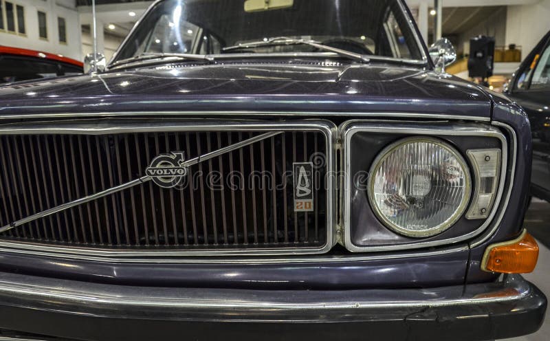 Fronte di un'auto Volvo serie 142 classica fotografia stock libera da diritti