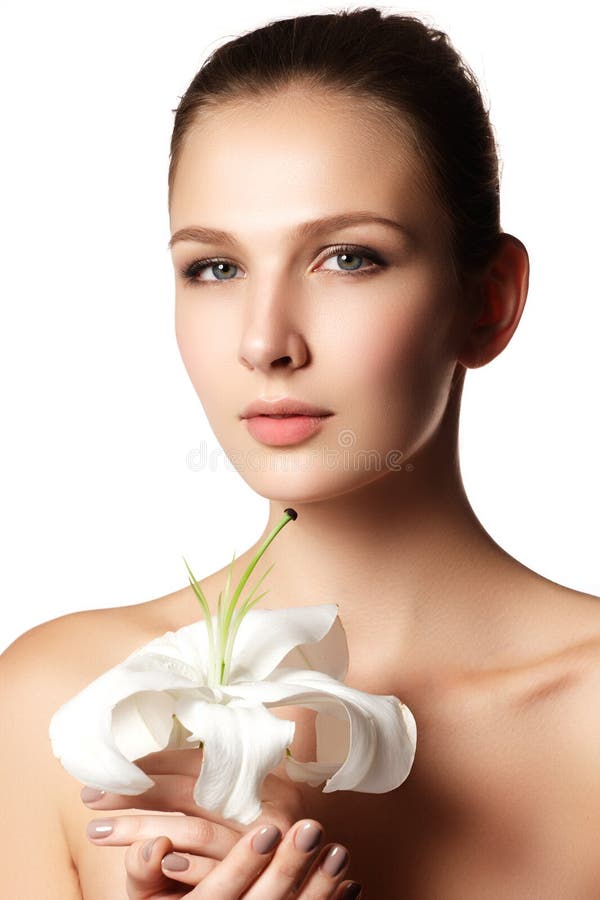 Fronte grazioso di bella giovane donna con il giglio sulle mani - bianco fotografia stock Fronte grazioso di bella giovane donna con il giglio sulle mani - bianco fotografia stock