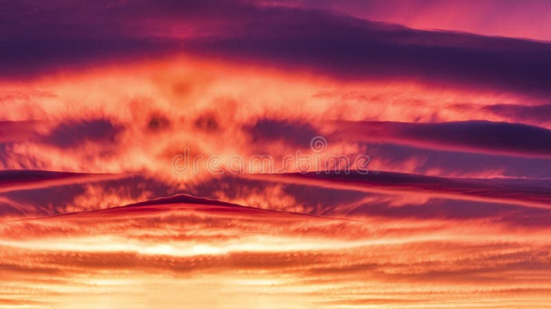 Fronte nelle nuvole del cielo in rosso fotografie stock Fronte nelle nuvole del cielo in rosso fotografie stock