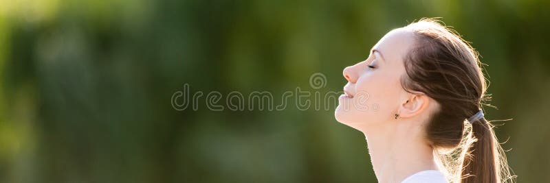 Fronte panoramico della donna di vista laterale che respira aria fresca all'aperto fotografie stock libere da diritti Fronte panoramico della donna di vista laterale che respira aria fresca all'aperto fotografie stock libere da diritti