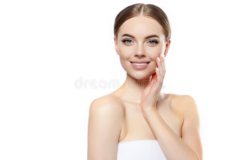 Fronte sorridente della bella giovane donna Modello della ragazza della stazione termale di bellezza con pelle fresca pulita Trat immagini stock