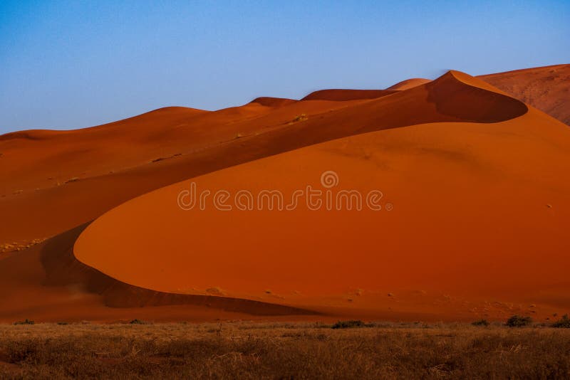 Frontera aguda de la luz y de la sombra sobre la cresta de la duna El Namib-Naukluft en la puesta del sol Namibia, Sur?frica El c foto de archivo Frontera aguda de la luz y de la sombra sobre la cresta de la duna El Namib-Naukluft en la puesta del sol Namibia, Sur?frica El c foto de archivo