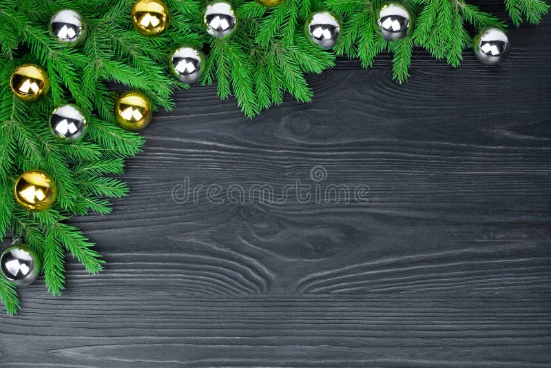 Frontera festiva de la Navidad, marco decorativo del Año Nuevo, oro brillante y decoraciones de plata de las bolas, ramas verdes fotos de archivo libres de regalías Frontera festiva de la Navidad, marco decorativo del Año Nuevo, oro brillante y decoraciones de plata de las bolas, ramas verdes fotos de archivo libres de regalías