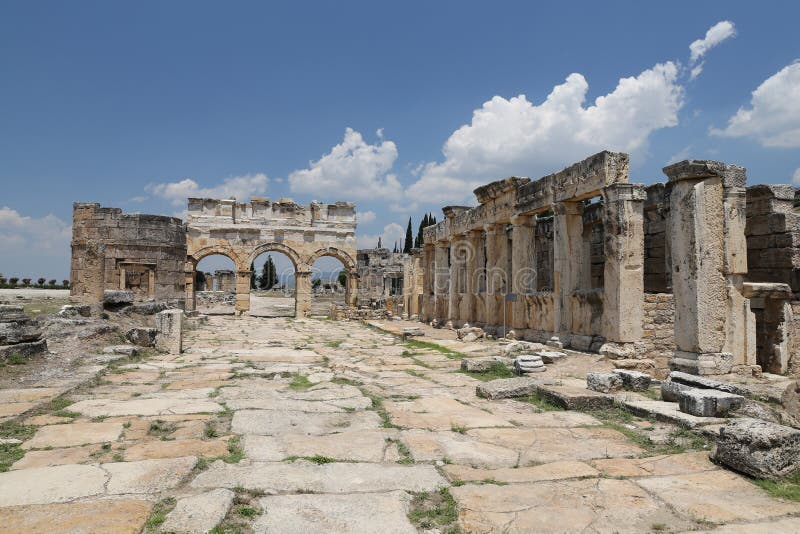 Frontinus ulica w Hierapolis Antycznym mieście i brama, Turcja zdjęcia stock Frontinus ulica w Hierapolis Antycznym mieście i brama, Turcja zdjęcia stock