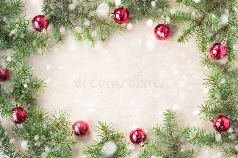 Frontière de fête de Noël avec les boules rouges sur des branches et des flocons de neige de sapin avec la neige sur le fond beig photo libre de droits Frontière de fête de Noël avec les boules rouges sur des branches et des flocons de neige de sapin avec la neige sur le fond beig photo libre de droits