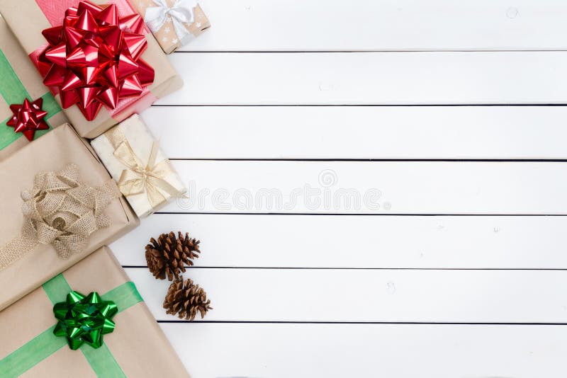 Frontière gauche orientée de boîtes de cadeaux de Noël image libre de droits Frontière gauche orientée de boîtes de cadeaux de Noël image libre de droits