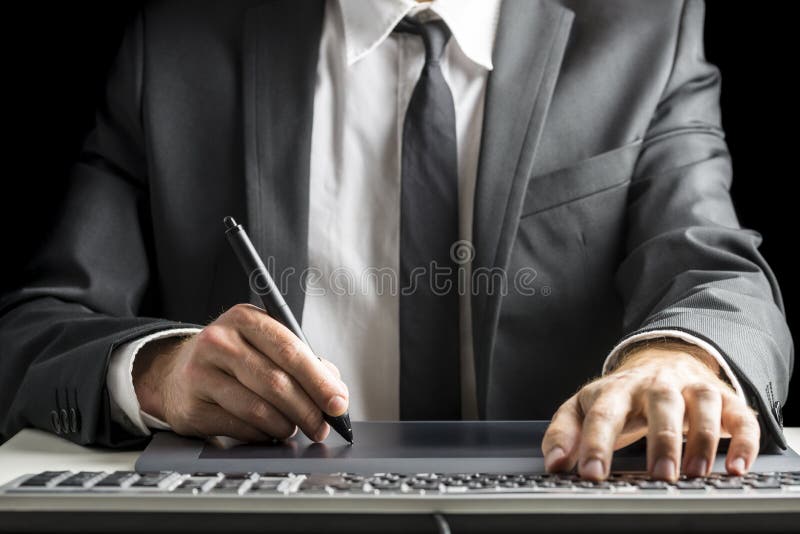 Frontowy widok męski projektant grafik komputerowych obsiadanie przy jego biurowym biurkiem fotografia royalty free Frontowy widok męski projektant grafik komputerowych obsiadanie przy jego biurowym biurkiem fotografia royalty free