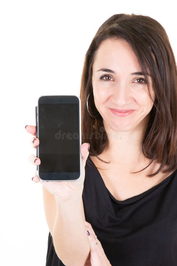 Frontowy widok pokazuje mockup pustego czarnego mÄ…drze telefonu pokazu i patrzeje kamera szczęśliwa dziewczyna zdjęcia stock Frontowy widok pokazuje mockup pustego czarnego mÄ…drze telefonu pokazu i patrzeje kamera szczęśliwa dziewczyna zdjęcia stock
