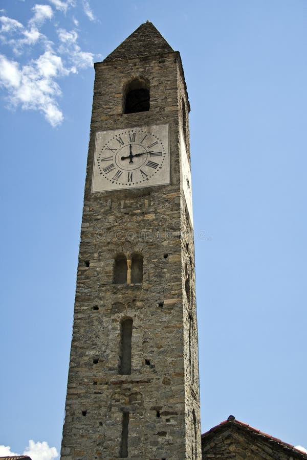 Froschperspektive des Glockenturms des SAN Donato und grato Kirche im brovellocarpugnino Italien